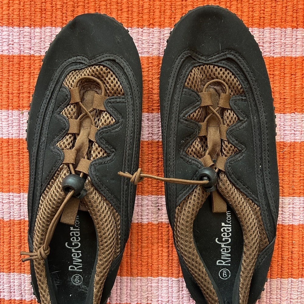 Like new worn once River Gear size 9 men’s water shoes.  Boats, rivers, lakes
